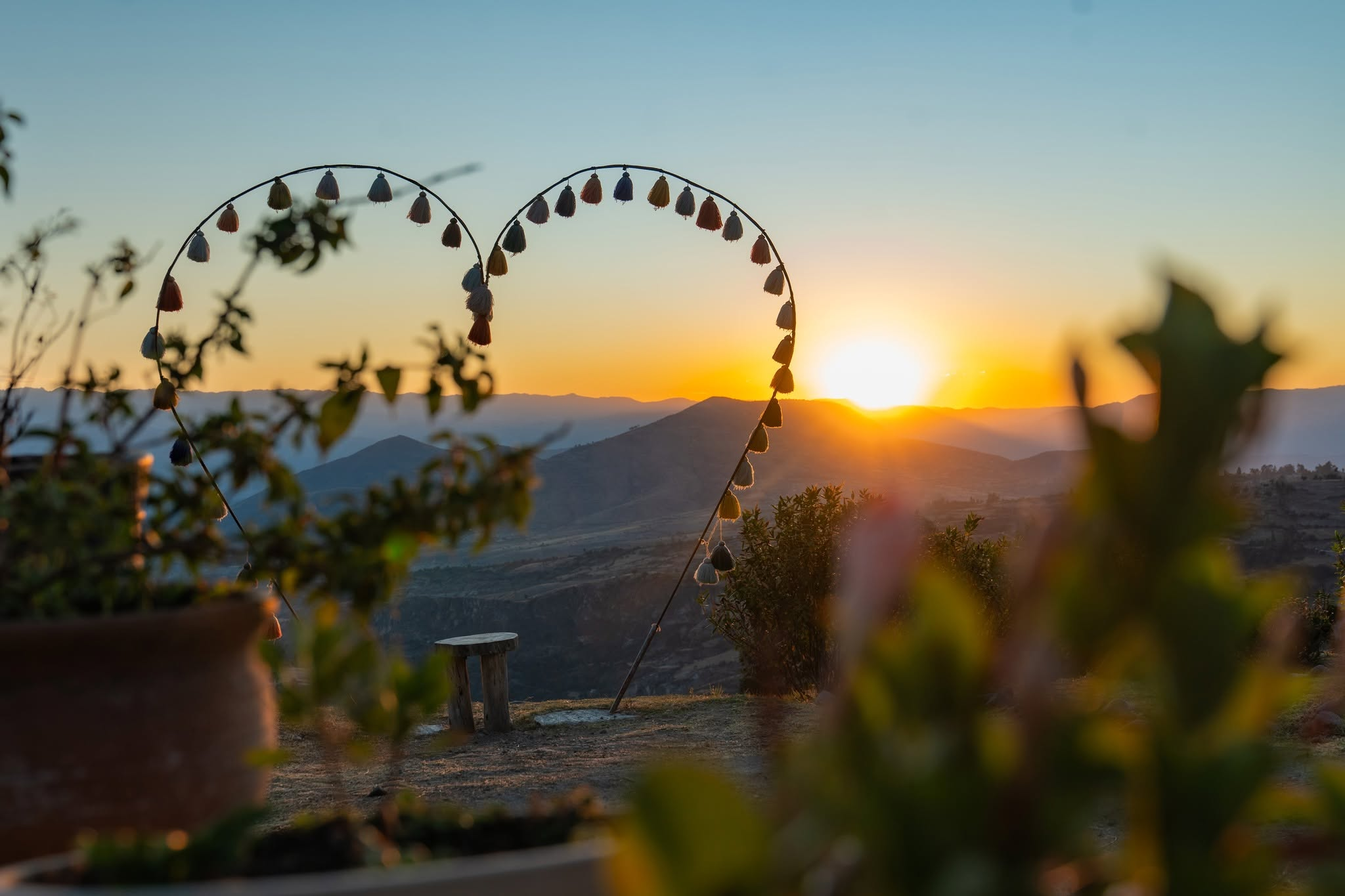 El sol cae sobre el valle de Quinua, visto desde el arco de QuinuaQ